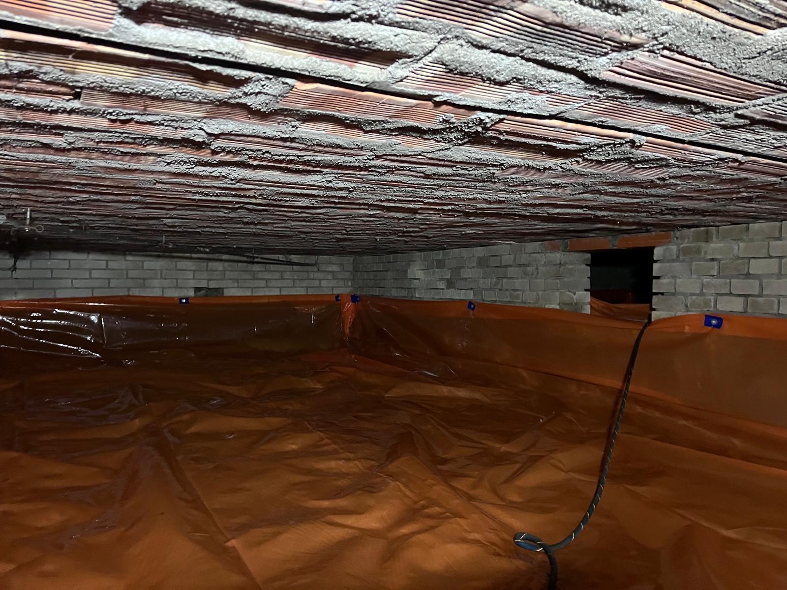 Bodemfolie, noppenfolie en bodemfolie geinstalleerd in kruipruimte