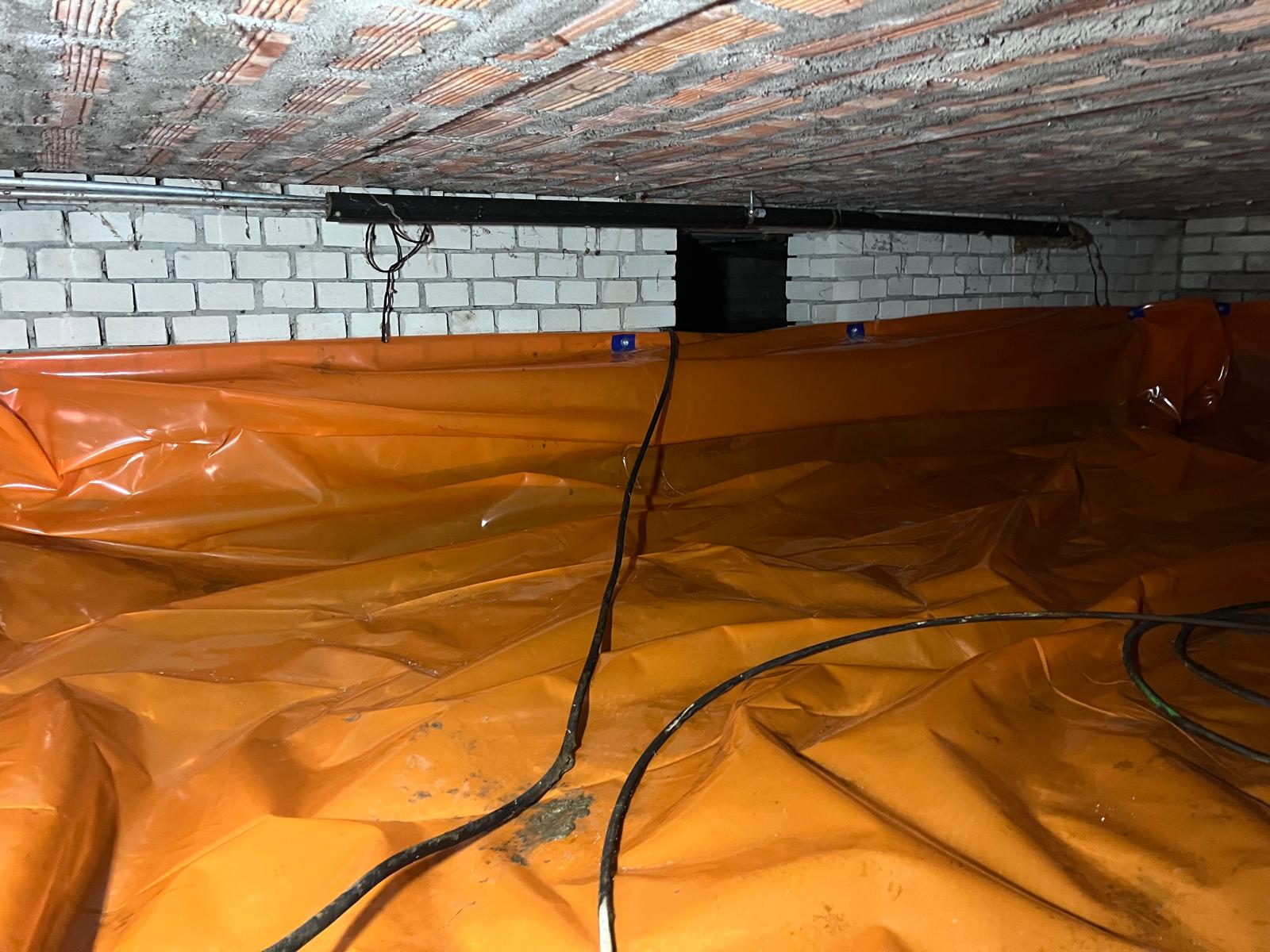 Bodemfolie, noppenfolie en bodemfolie geinstalleerd in kruipruimte