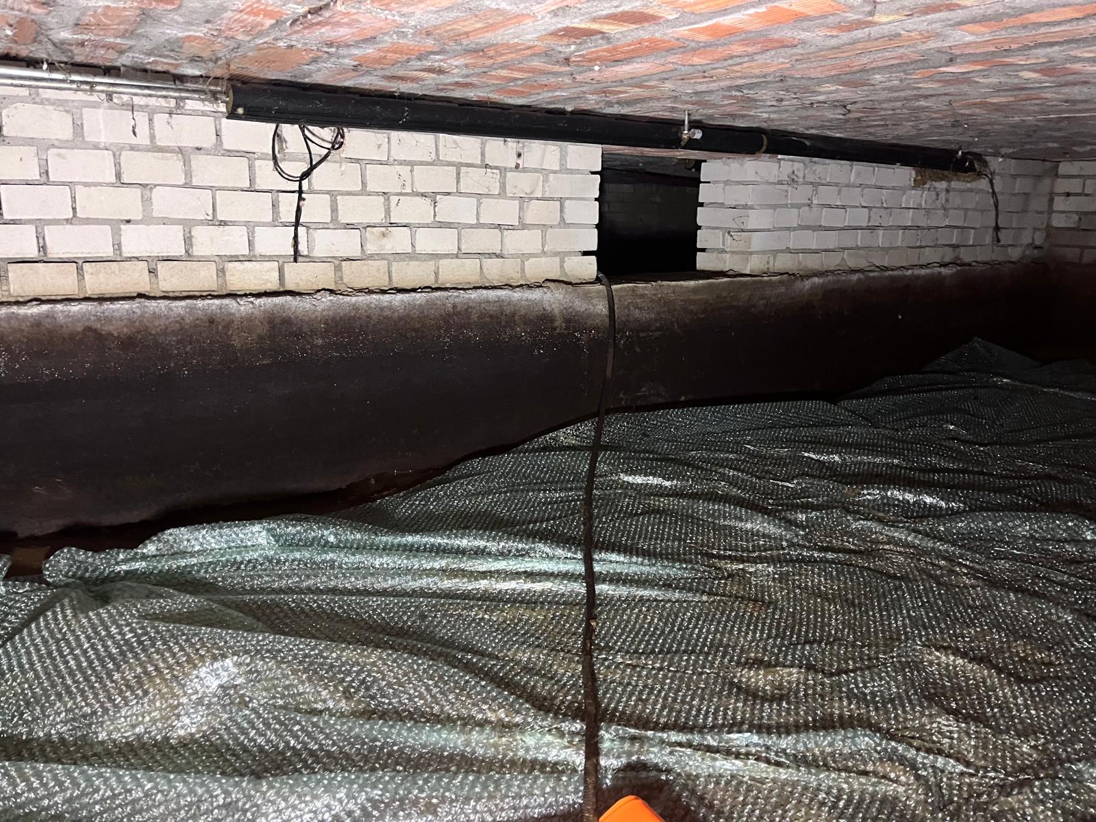 Bodemfolie samen met noppenfolie in kruipruimte