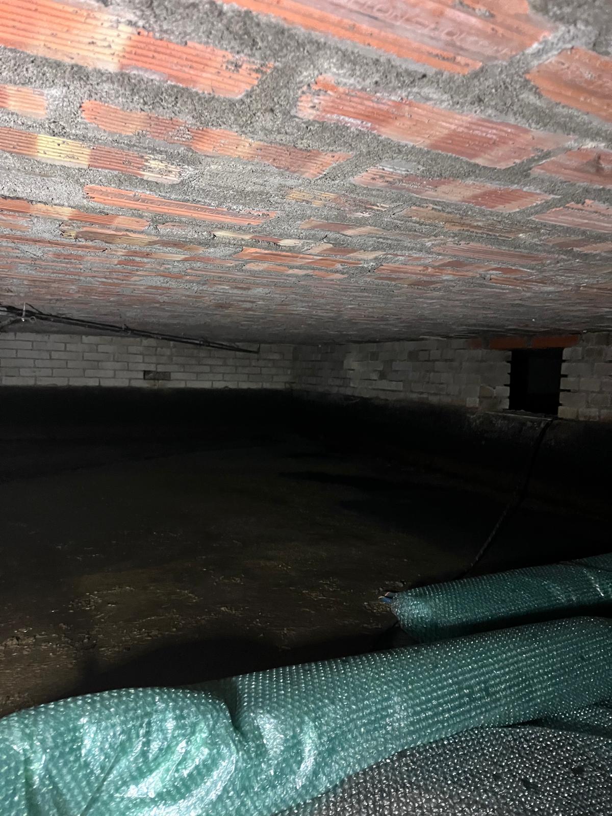 Bodemfolie samen met noppenfolie in kruipruimte